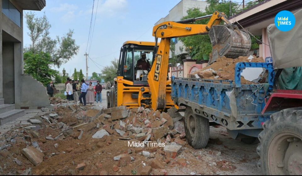 Sikar : Encroachment removed from public road in Jai Shri Colony, Bajaj Village Sanwali The Sikar Municipal Council is continuously taking effective action to free the city from encroachments and ensure smooth traffic flow for the public.